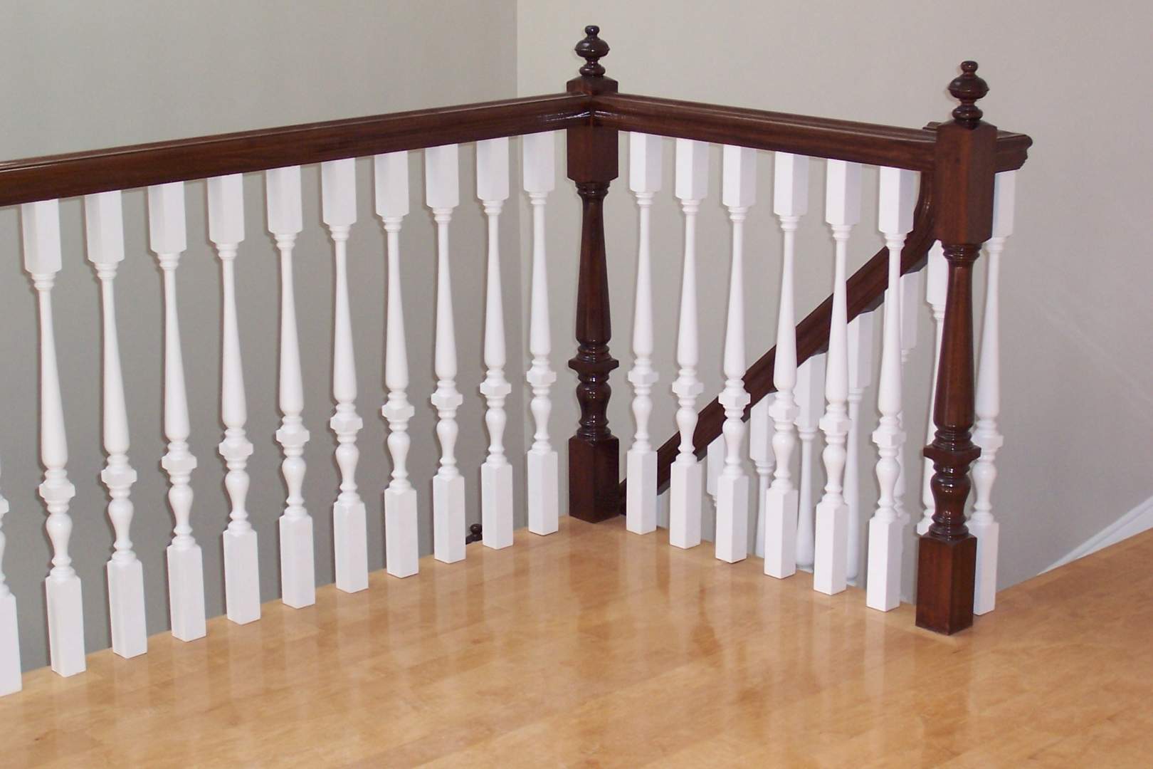 White baluster landing detail